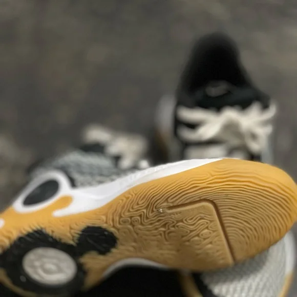 Nike Renew  athletic shoes - Picture 4 of 4